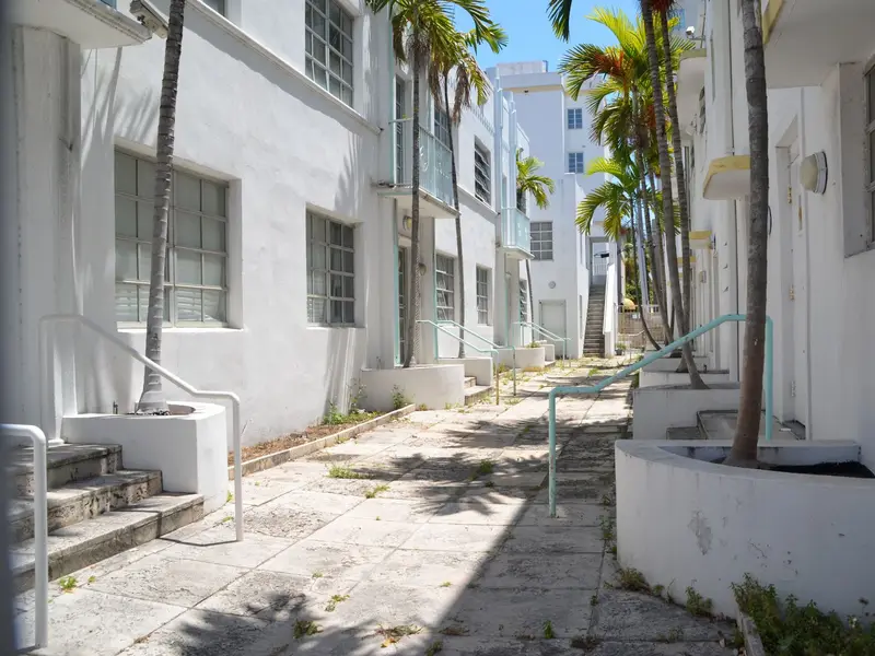Plumber in Miami Beach: Art Deco buildings and palm trees